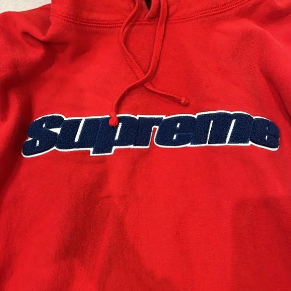 Lightly worn supreme sweatshirt. Price is negotiable.